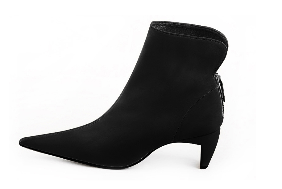 Matt black women's ankle boots with a zip at the back. Pointed toe. Low comma heels. Profile view - Florence KOOIJMAN